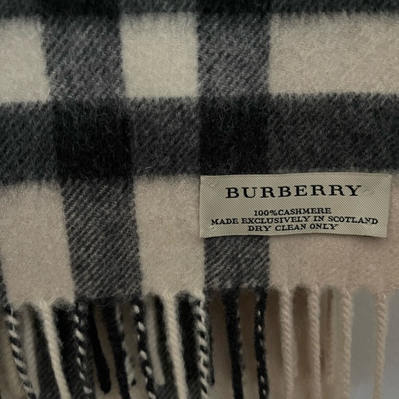BURBERRY CLASSIC SCARF 🧣Authentic & like new - Picture 3 of 8